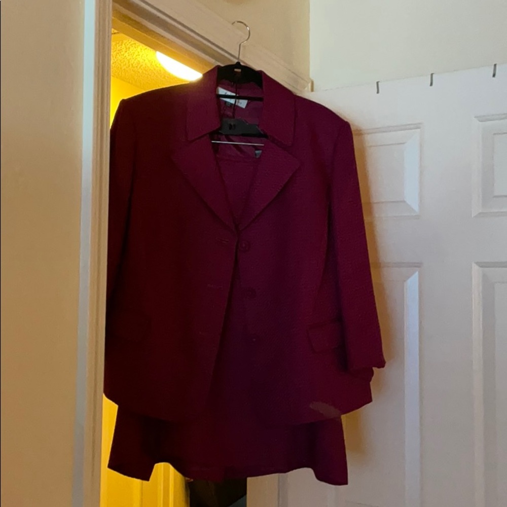 Brand new TAHARI Suit